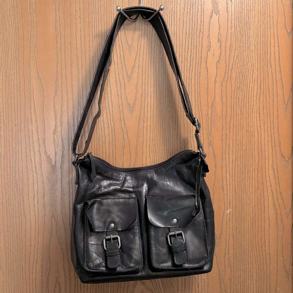 Spike & Sparrow Leather Crossbody Bag w/double front pockets - Black GUC